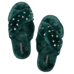Victoria's Secret
Crossover Faux Fur Slippers